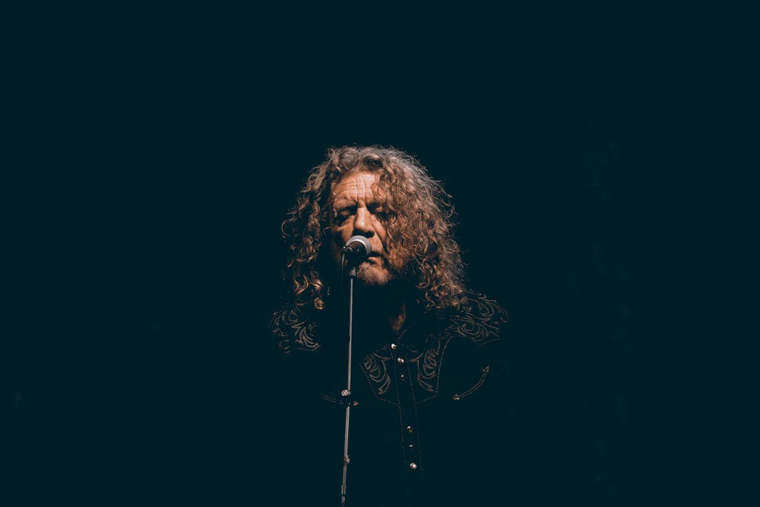 Robert Plant, frente al micrófono.