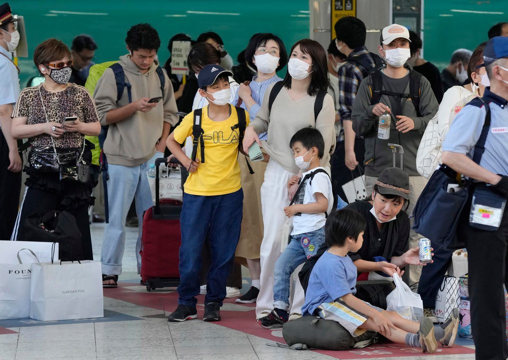 Un grupo de personas mantienen el uso de mascarillas mientras esperan el tren en Japón. (FOTO:EFE).