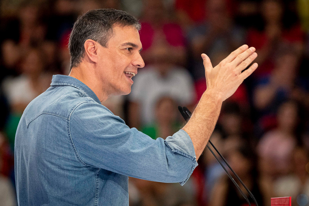 El presidente del Gobierno, Pedro Sánchez (c), durante su participación en el mitin convocado este sábado en Murcia. Foto: EFE.