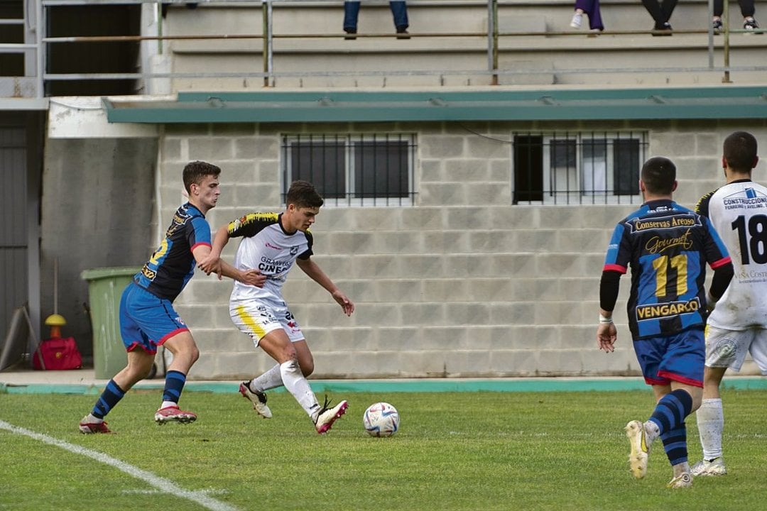 Adrián Presas, medio del Arnoia, aguanta el balón en 

A Queixeira.