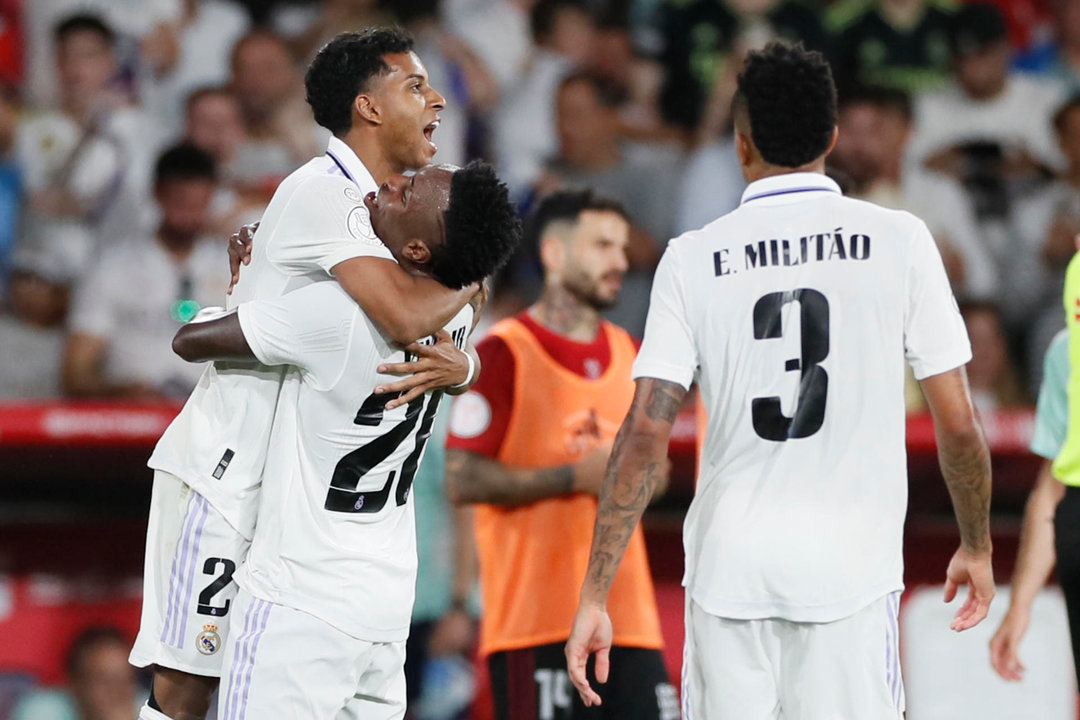 Los jugadores brasileños del Real Madrid, Vinicius Jr. (c) y Rodrygo (i), celebran el segundo gol del equipo madridista durante el encuentro. Foto: EFE.