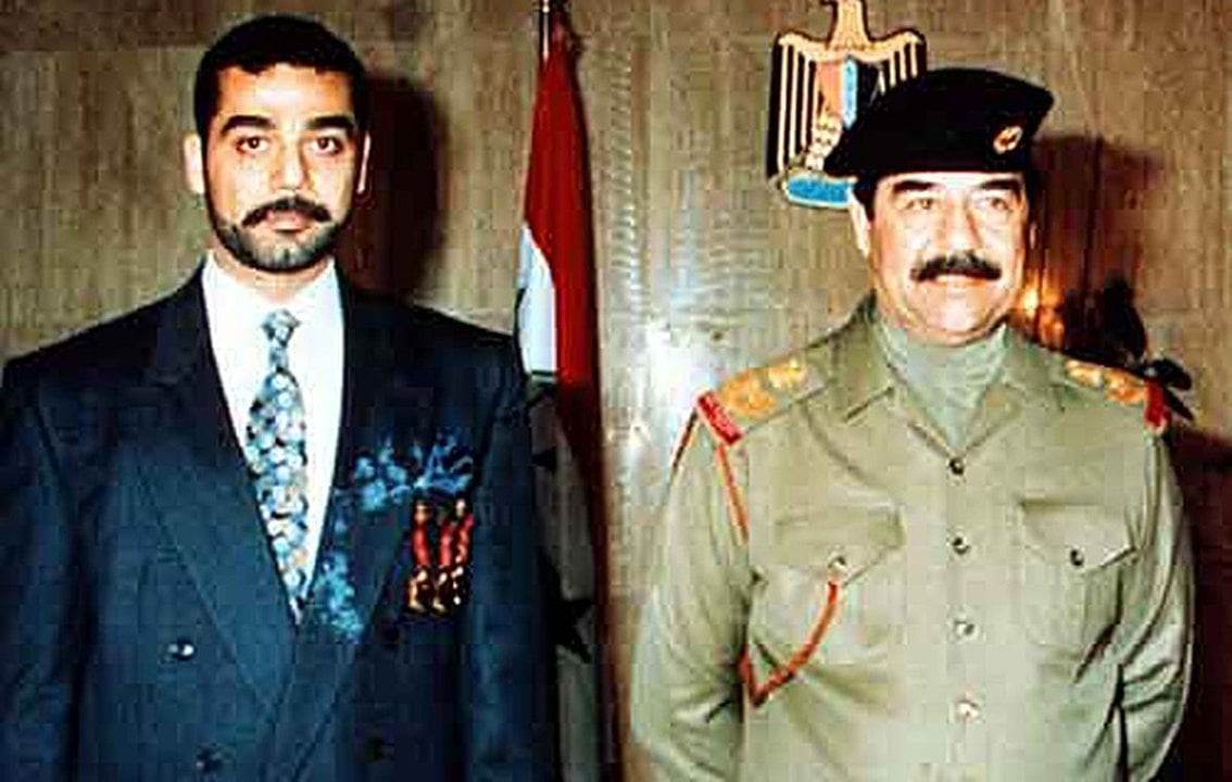 Uday Hussein junto a su padre Sadam Hussein, cuando ambos ostentaban el poder.
