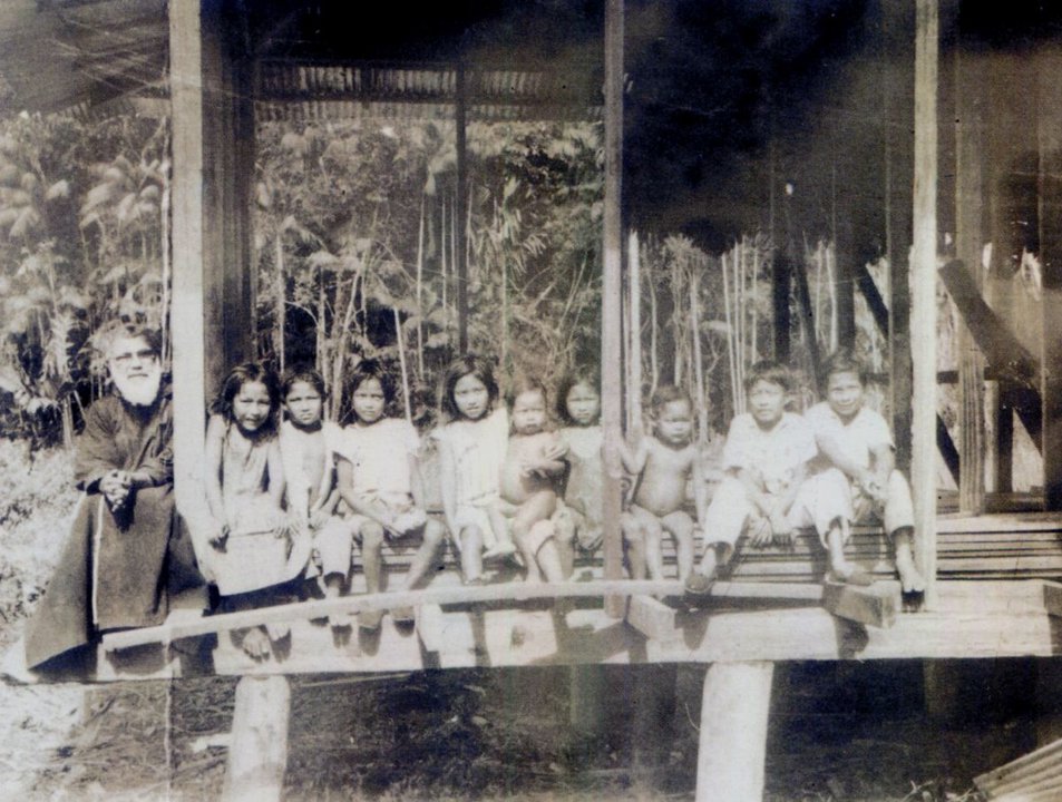 Nenos da tribu indíxena warao, sentados nun palafito na misión de San Francisco de Guayo, en 1951.