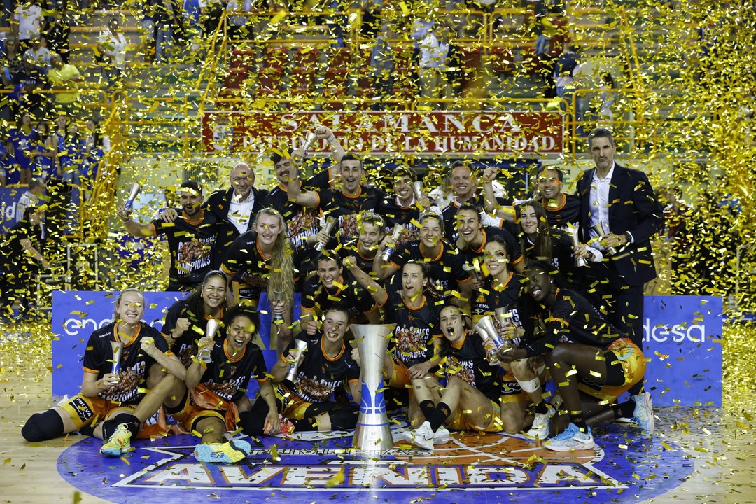 Las jugadoras de Valencia Basket, incluida Raquel Carrera, con el título de liga.