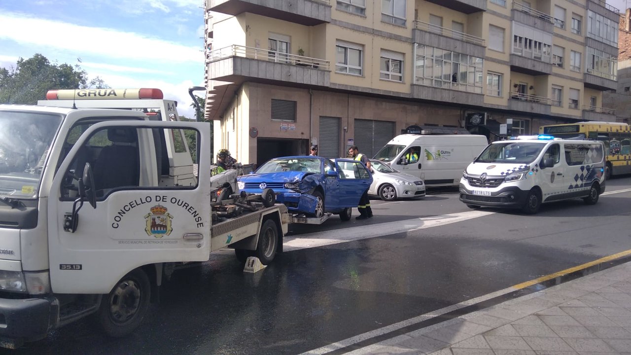 Accidente por el que tuvo que ser cortada la rúa Marcelo Macías. LR