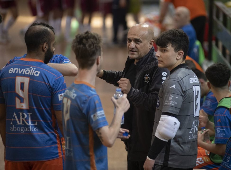 El técnico Kike García dialoga con sus jugadores.