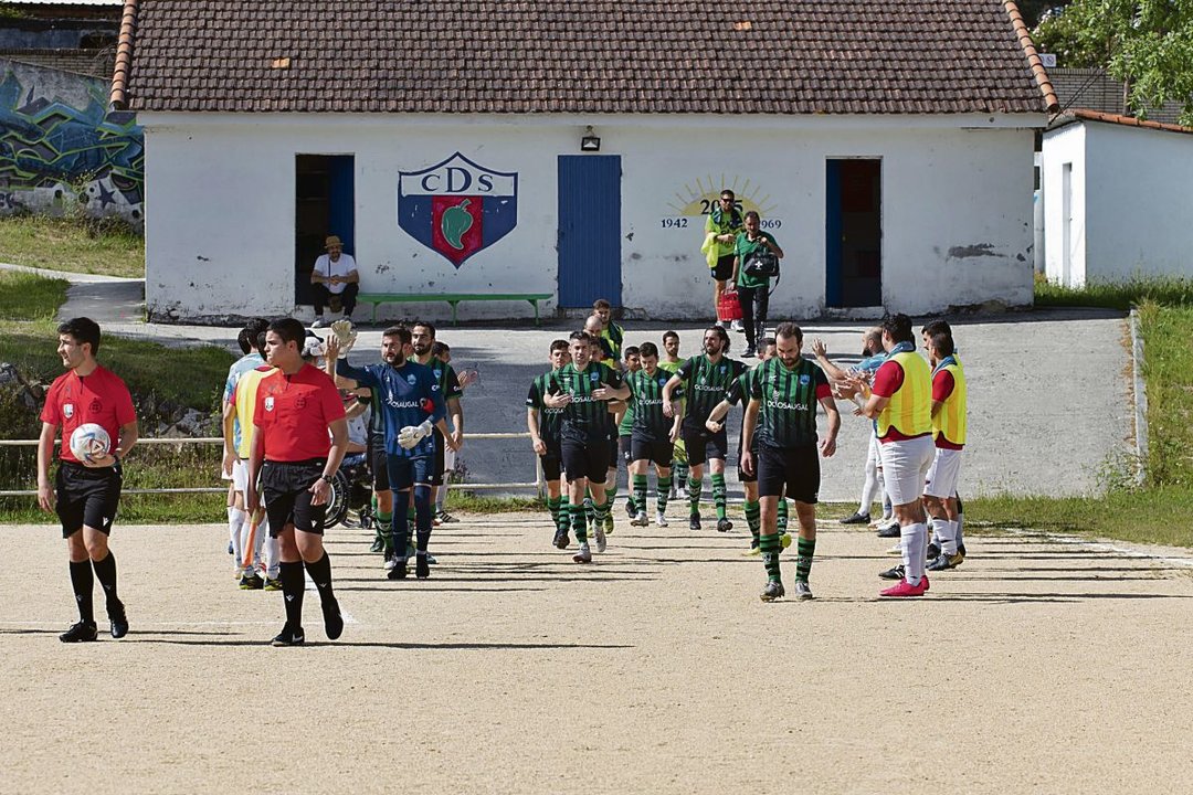 Los jugadores del Seixalbo le hacen el pasillo al campeón de liga Allariz antes de su partido 1.000 en Primera.