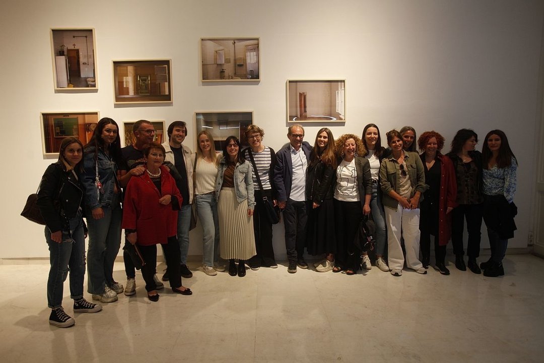 Foto de familia de la inauguración de la exposición, en el Marcos Valcárcel.