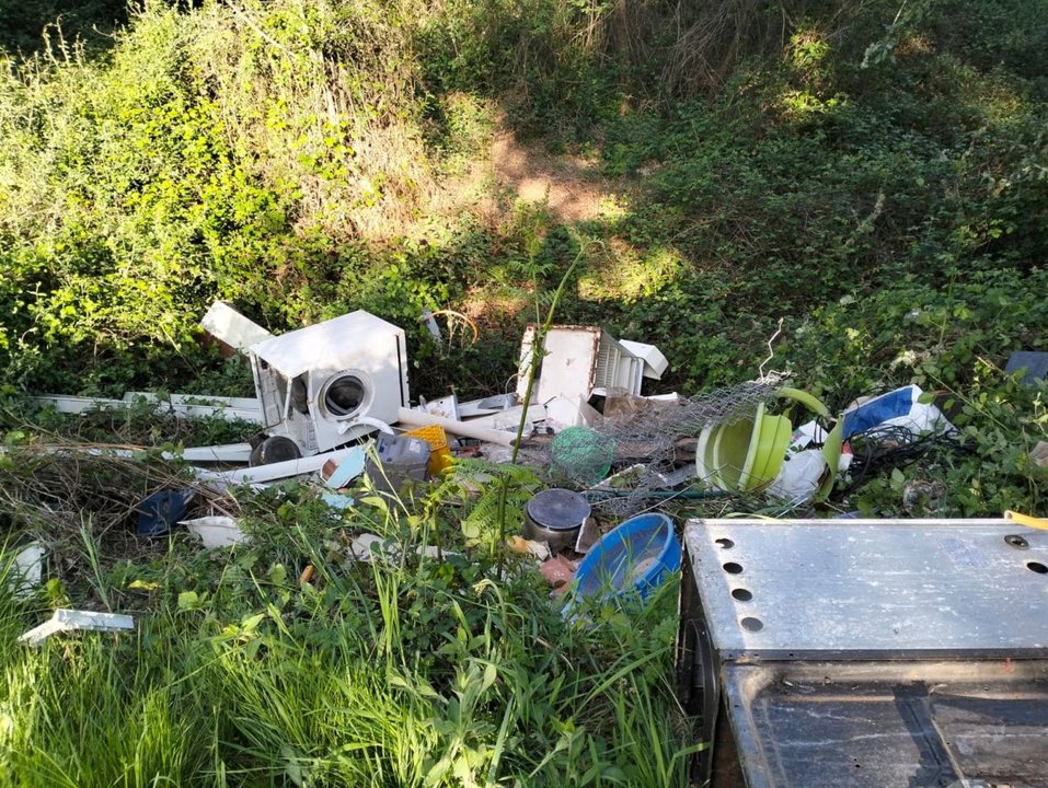 Restos de basura en la parroquia de Vilar de Vacas.