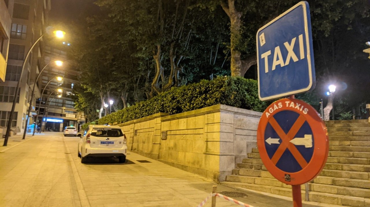 Nueva parada de taxis en la calle Xaquín Fernández Xocas.