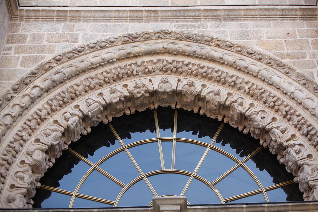 Arcada escultórica románica central de la fachada Oeste de la Catedral de San Martiño de Ourense.