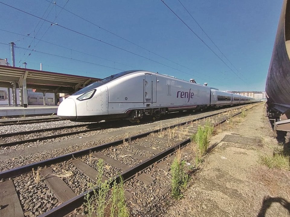Uno de los trenes Avril en pruebas, en la estación de Ourense.