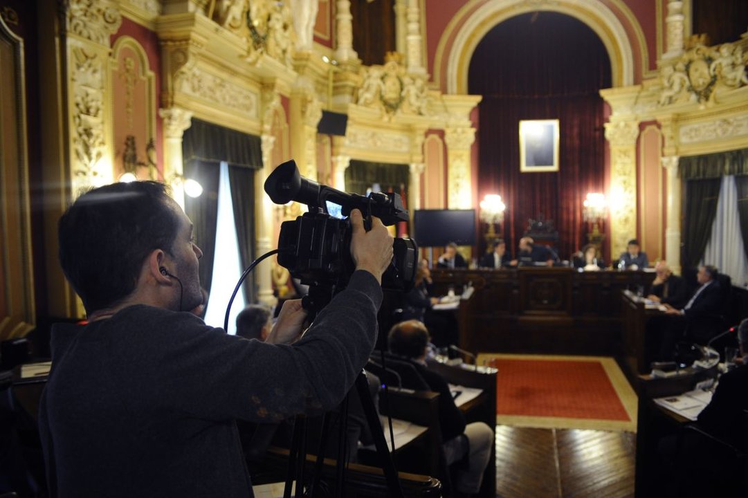 Cámara de Auria TV en el salón de plenos, en una imagen de archivo.