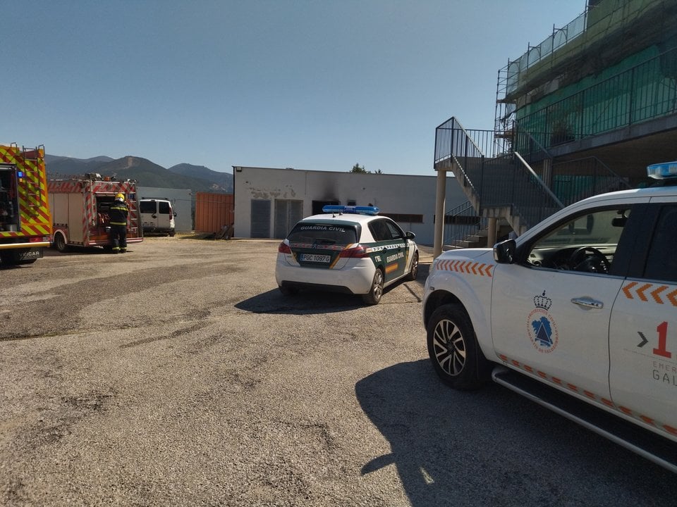 Actuación de los servicios de emergencia en un incendio en Vilamartín de Valdeorras.