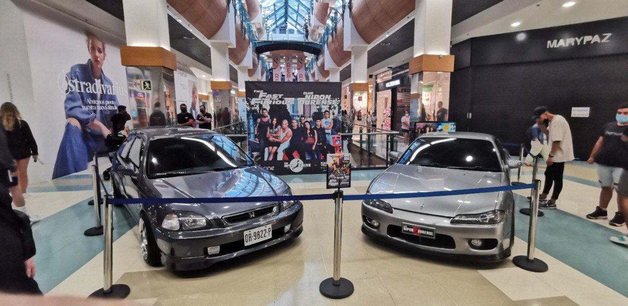 Coches de los socios del Club Nipon Ourense, expuestos en el centro comercial Ponte Vella con motivo del estreno de la película Fast and Furious X.