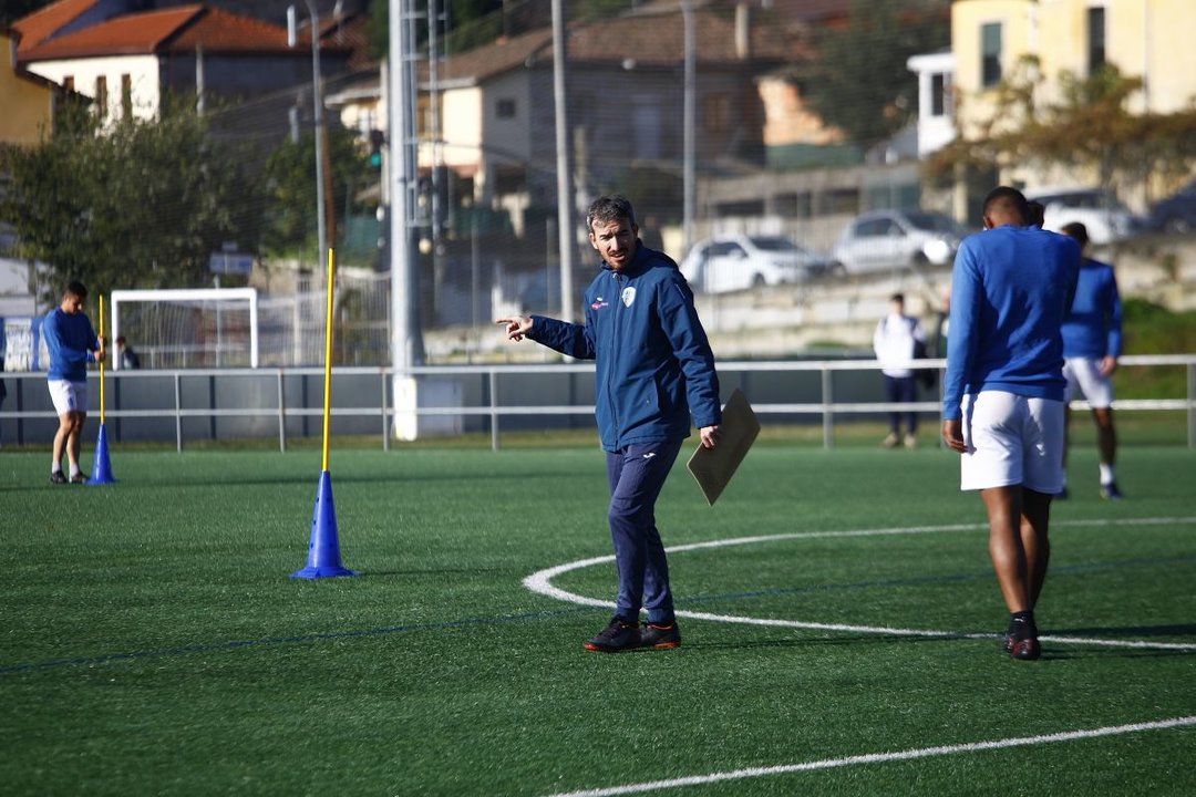 Rubén Domínguez, técnico del Ourense CF, dirige una sesión de trabajo en el campo de Oira.