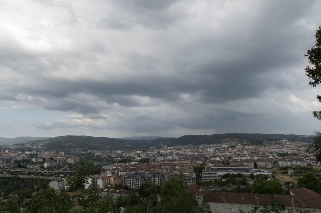 Tiempo tormentoso por la tarde en Ourense, con el cielo completamente cubierto.
