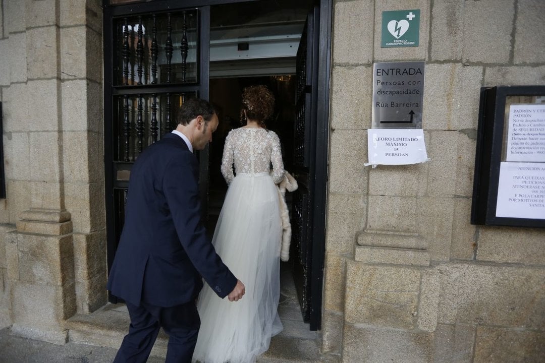 Un matrimonio entrando por la puerta del Concello de Ourense.