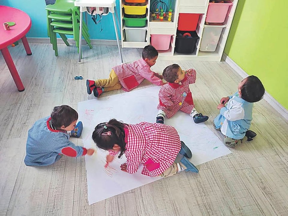 Cinco pequeños juegan en una casa nido de A Gudiña.