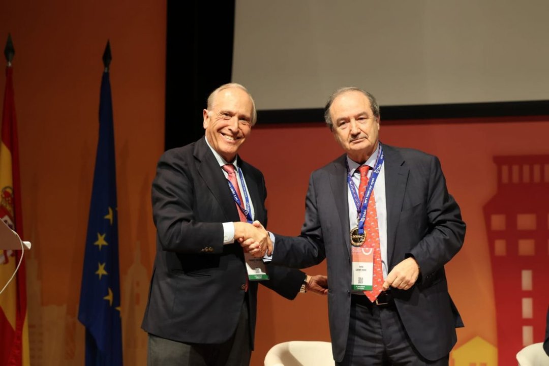Luis Fernández-Vega y Ramón Lorente, en la recogida del premio.