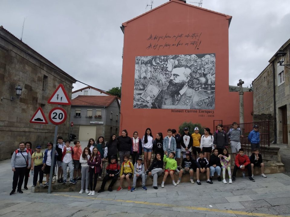 Los estudiantes, frente al mural de Curros Enríquez.
