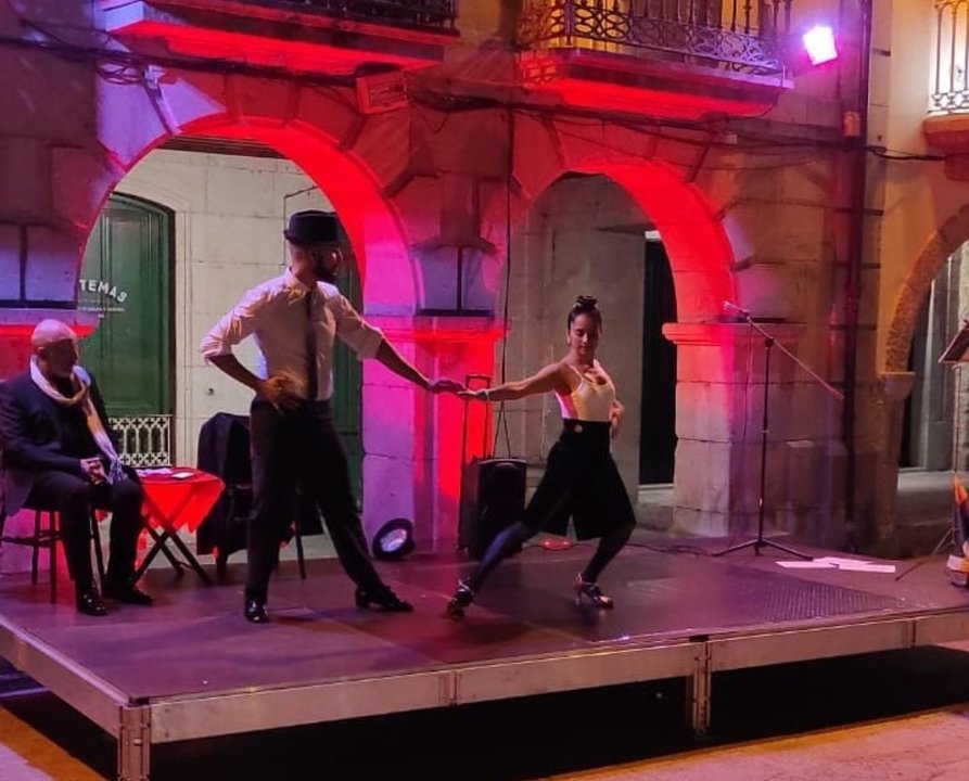 Jhonphir y Carolina en una de sus actuaciones en la Plaza Mayor de Ribadavia.