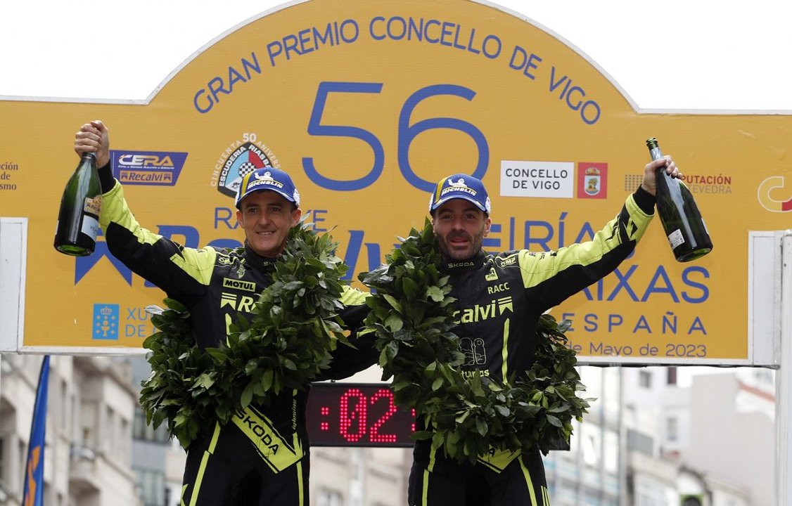 José Antonio Suárez (d) y Alberto Iglesias (i), celebran la victoria en el podio. JV LANDÍN