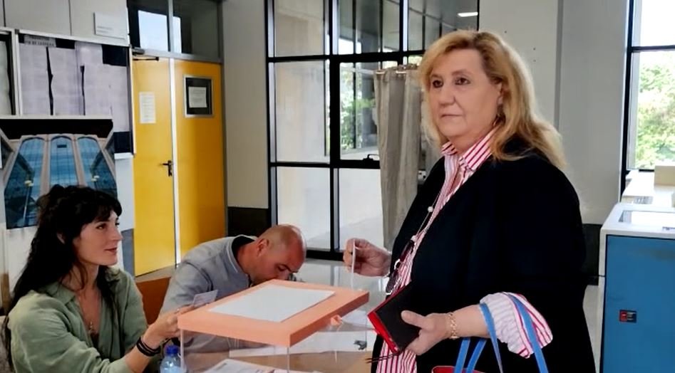 María Dibuja vota en Ourense.