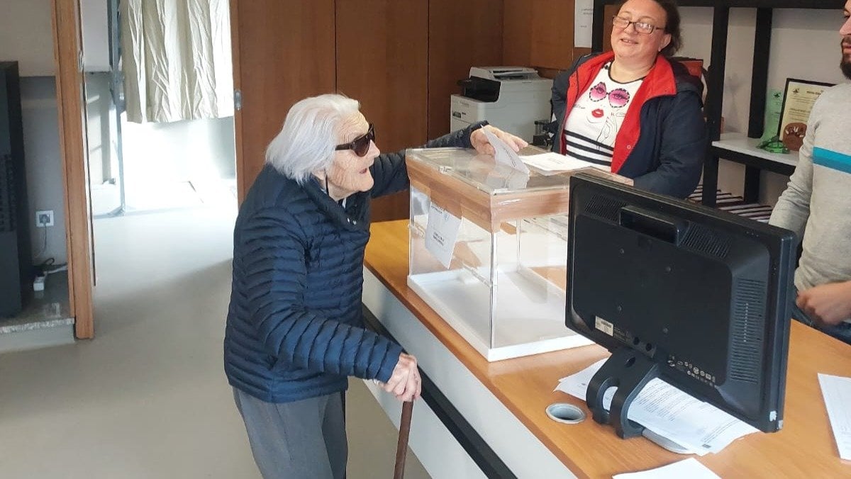 Dolores Rodríguez, la primera en votar en Pontedeva