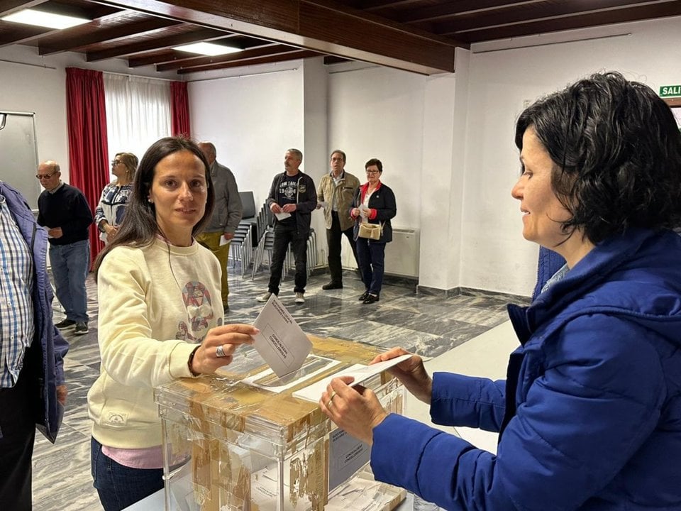 Sandra Quintas (PP), votando ayer en Bande.