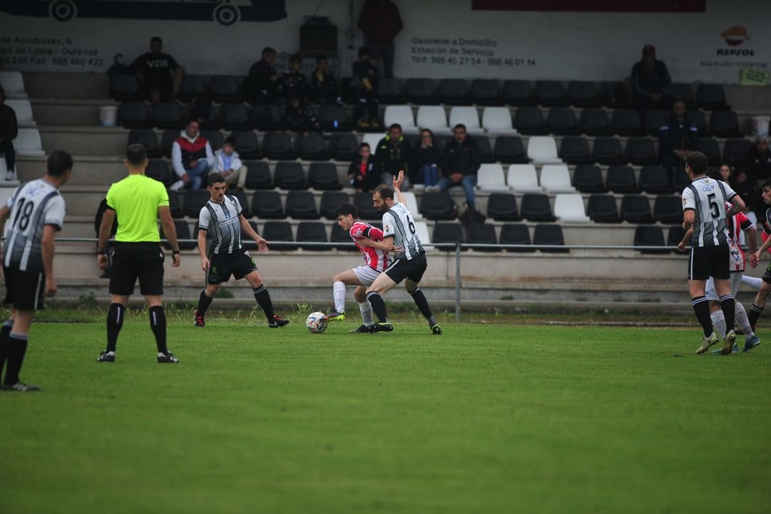 Breixo, autor del segundo gol del Antela, presiona a un contrario en A Moreira.