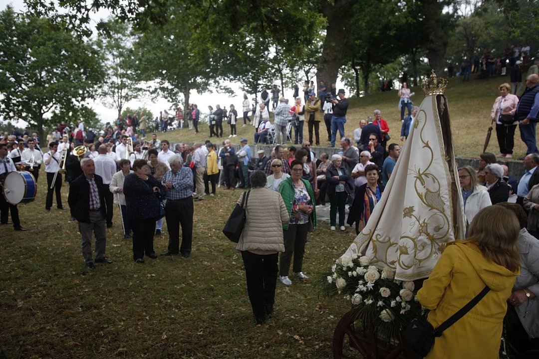 Momento de la celebración de la misa honrando a la imagen de Nosa Señora de O Viso. MIGUEL ÁNGEL