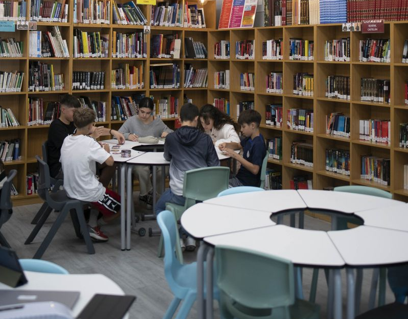 Alumnado del IES 12 de Outubro, en su nueva biblioteca.