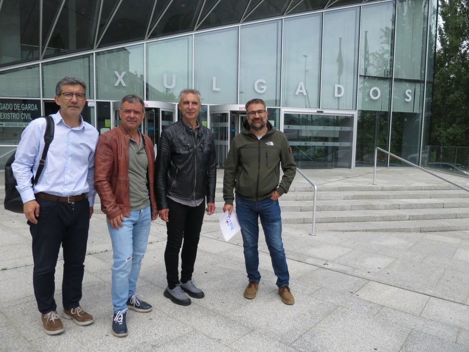 Iago Tabarés, Xosé Manuel Puga, Luis Seara y Bernardo Varela, ayer antes de registrar la denuncia.