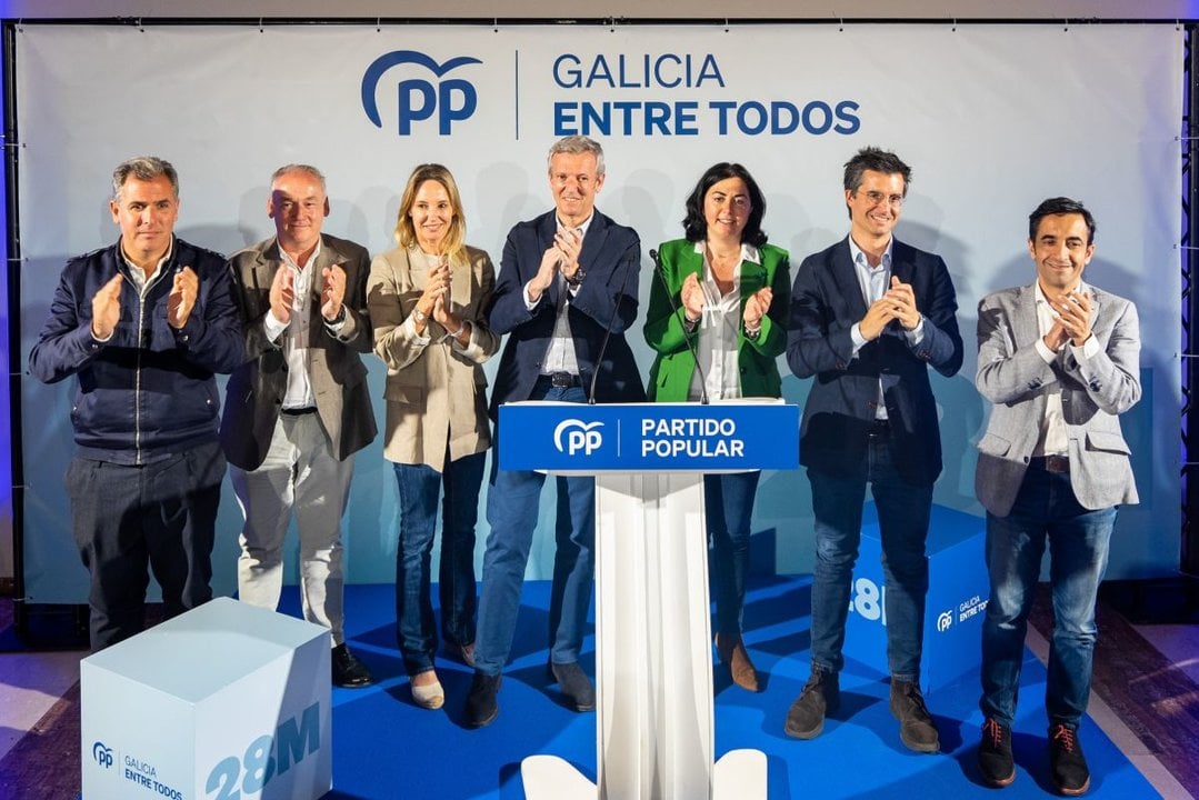 Alfonso Rueda (centro), tras el comité ejecutivo del PP gallego.