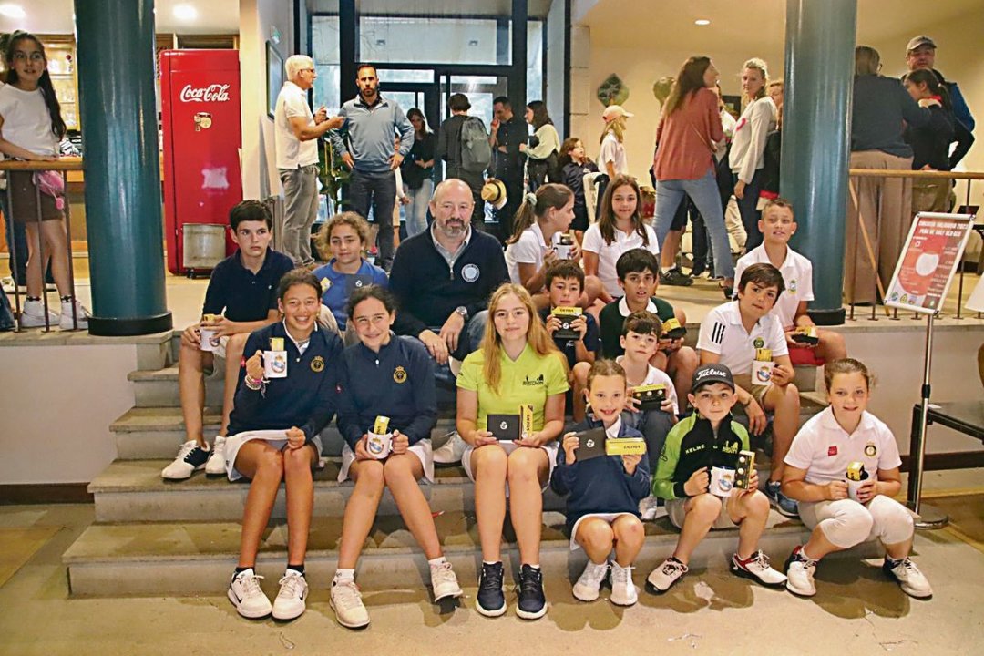 Los premiados en la Júnior Cup, en la foto de familia después de la competición en el Montealegre.