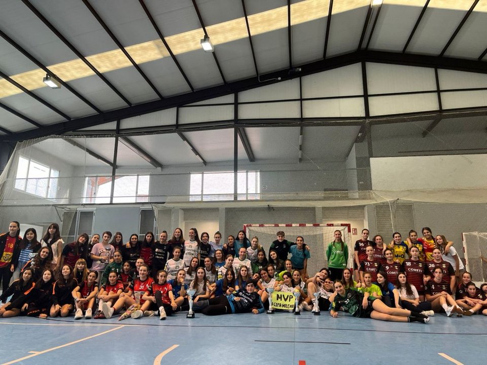 Foto de familia de las jugadoras que se dieron cita en este torneo de balonmano que se disputó en el polideportivo municipal de Oira durante este pasado fin de semana.