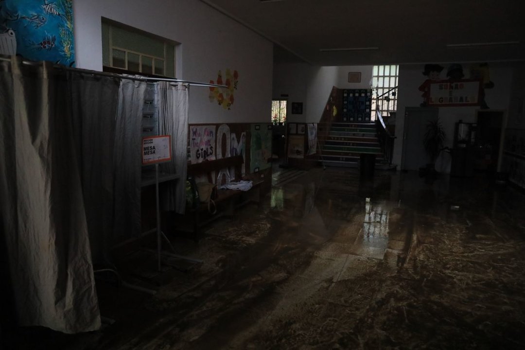 El interior del Colegio Cisneros de Emilia Pardo Bazán, lleno de barro un día después.