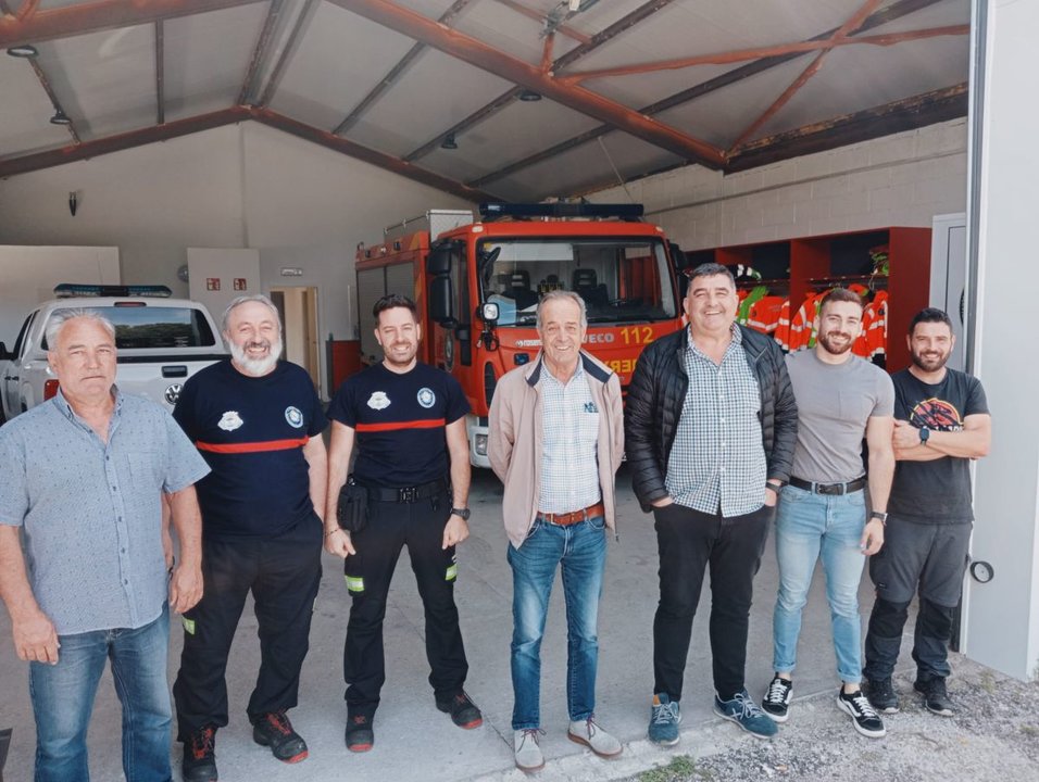 Francisco Fumega e Manuel Sotelo con algúns membros de emerxencias nas instalacións.