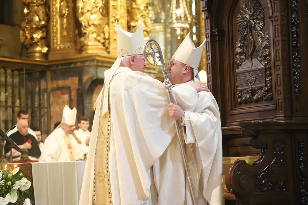 Julian Barrio abraza a Francisco Prieto en su toma de posesión como arzobispo de Compostela.