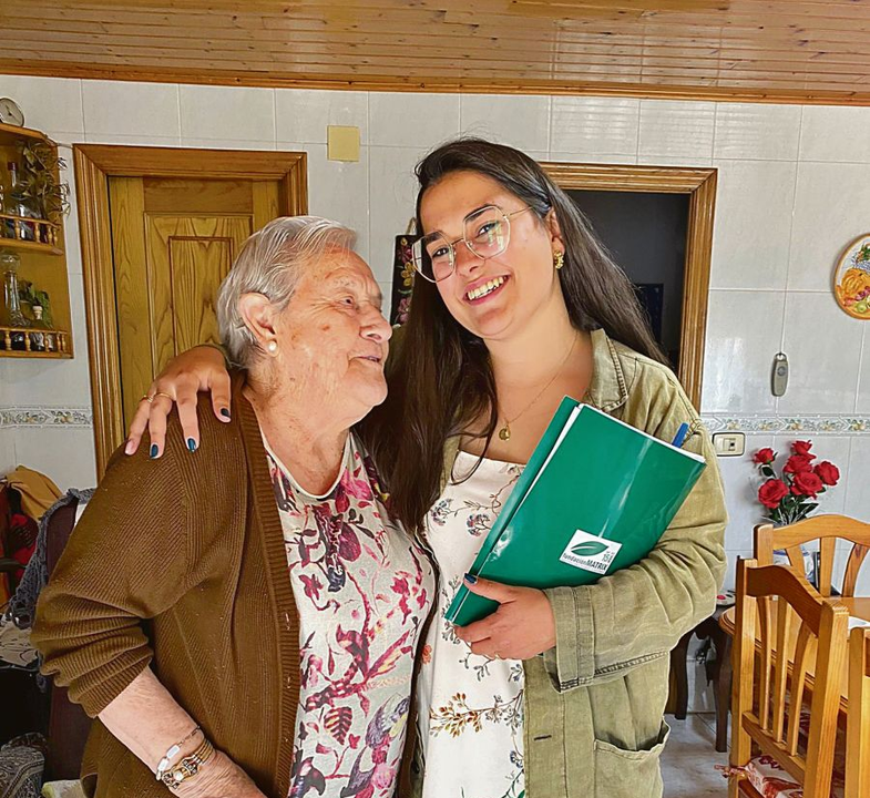 Consuelo, vecina de 92 años de Celanova, junto a la experta Noelia Guerreiro.