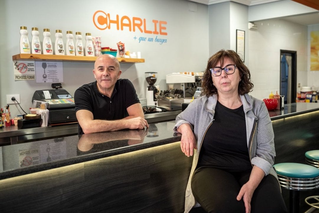 Carlos y Carmen, quienes mantuvieron la hamburguesería Charlie durante 30 años.