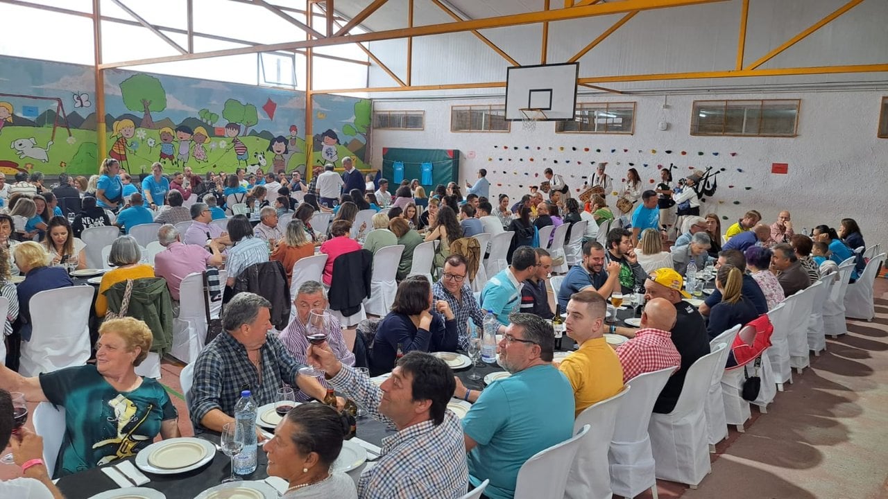 Imagen general de la comida celebrada por el 50 aniversario del colegio Castro Caldelas