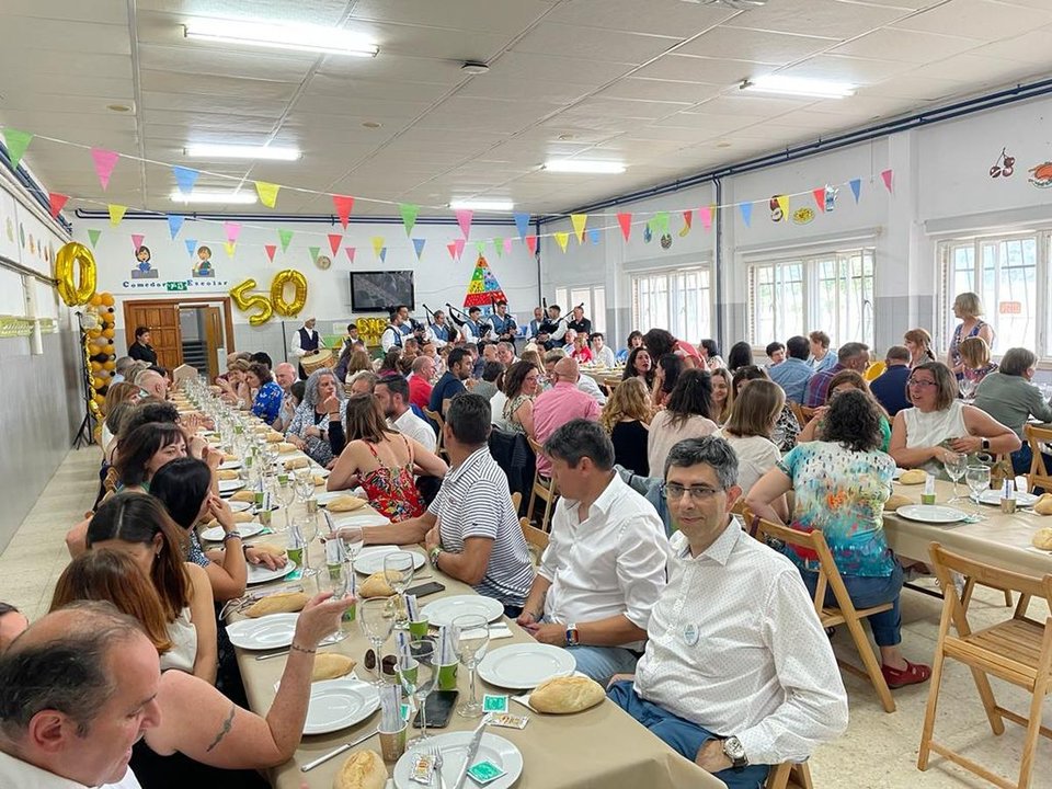 Comensales durante el acto del 50 aniversario del colegio Bibei de Viana do Bolo.