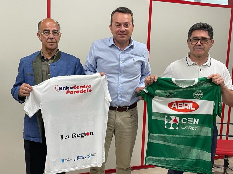 Javier Nogueira, Carlos Barbosa y Antonio Sequeiros, con las camisetas del Pabellón CF 2023-2024.