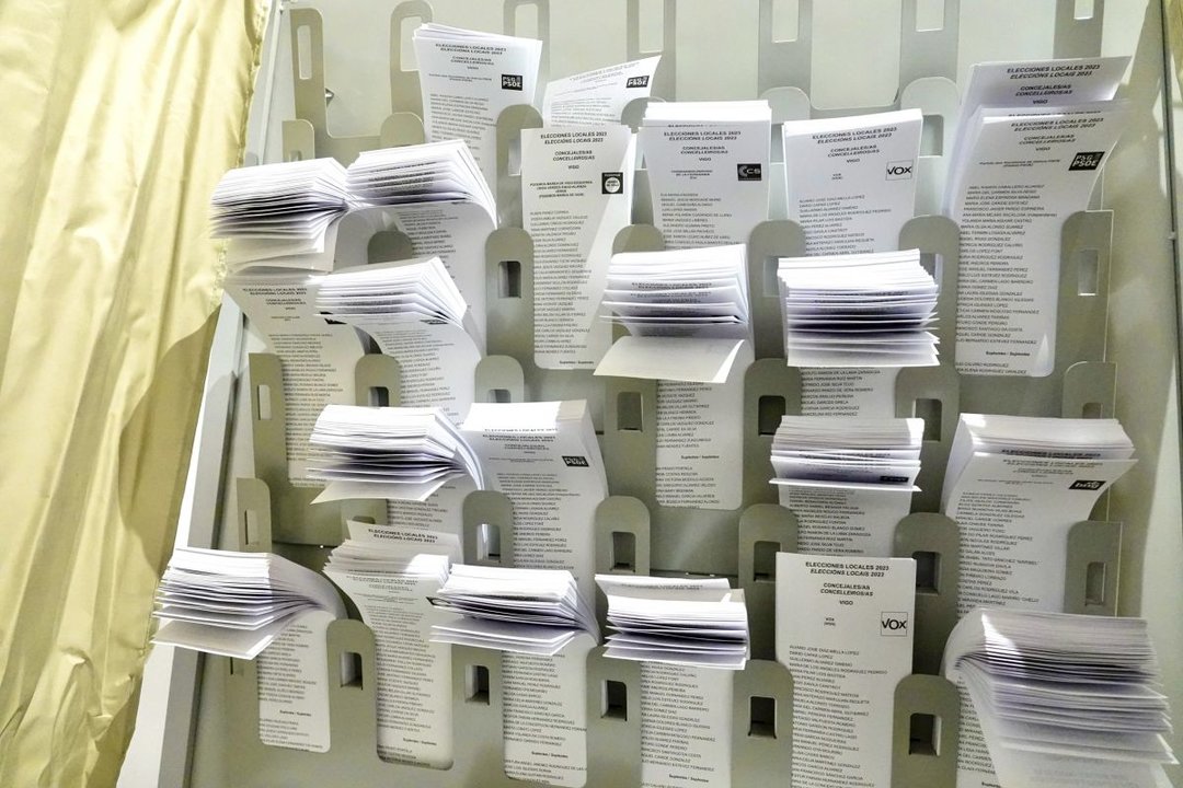 Papeletas electorales en una cabina