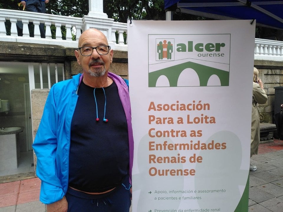 Fernando Loureiro, en la carpa informativa de Alcer, ayer en el parque de San Lázaro.