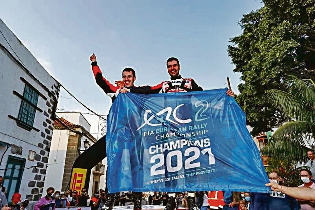 Javier Pardo, junto a Adrián Pérez nada más conquistar el título europeo hace dos años.