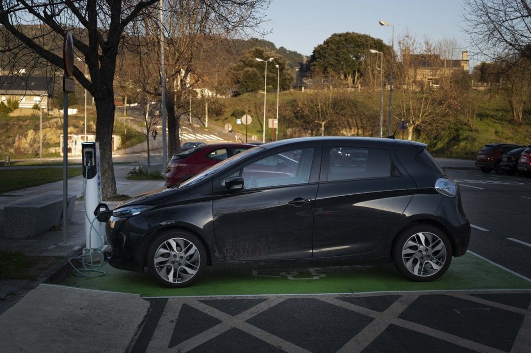Un coche eléctrico recarga su batería en Ourense.