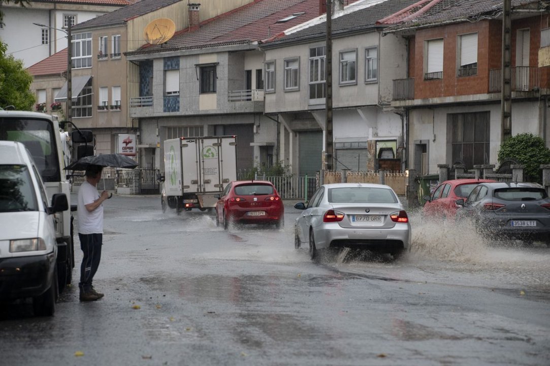 Lluvias intensas ayer en Carballiño, donde se produjeron inundaciones en varias vías.
